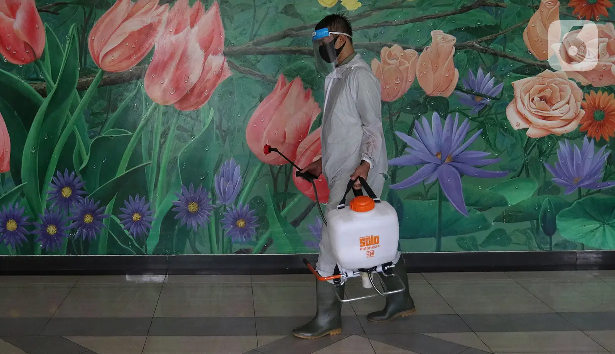 Pekerja menyemprotkan disinfektan di kamar hotel The Green Hotel di Bekasi, Jawa Barat, Kamis (24/9/2020). Hotel ini mengajukan untuk dijadikan tempat isolasi mandiri pasien Covid-19 ke pemkot Bekasi setelah mendapatkan rekomendasi dari PHRI. (Liputan6.com/Herman Zakharia)
