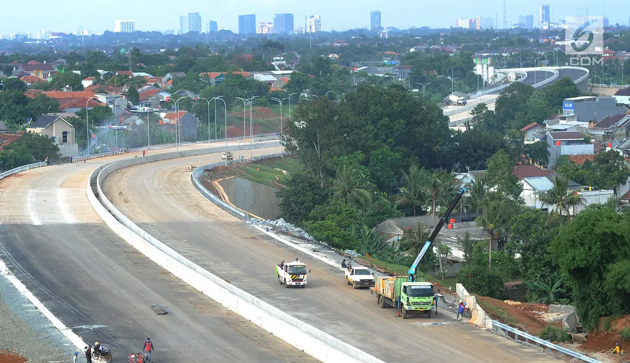 Pekerja menyelesaiakn penghalusan jalan pada  proyek pembangunan jalan tol Depok-Antasari (Desari) seksi 2 Brigif-Sawangan di kawasan Krukut, Depok, Jawa Barat, Selasa (12/3). (merdeka.com/Arie Basuki)