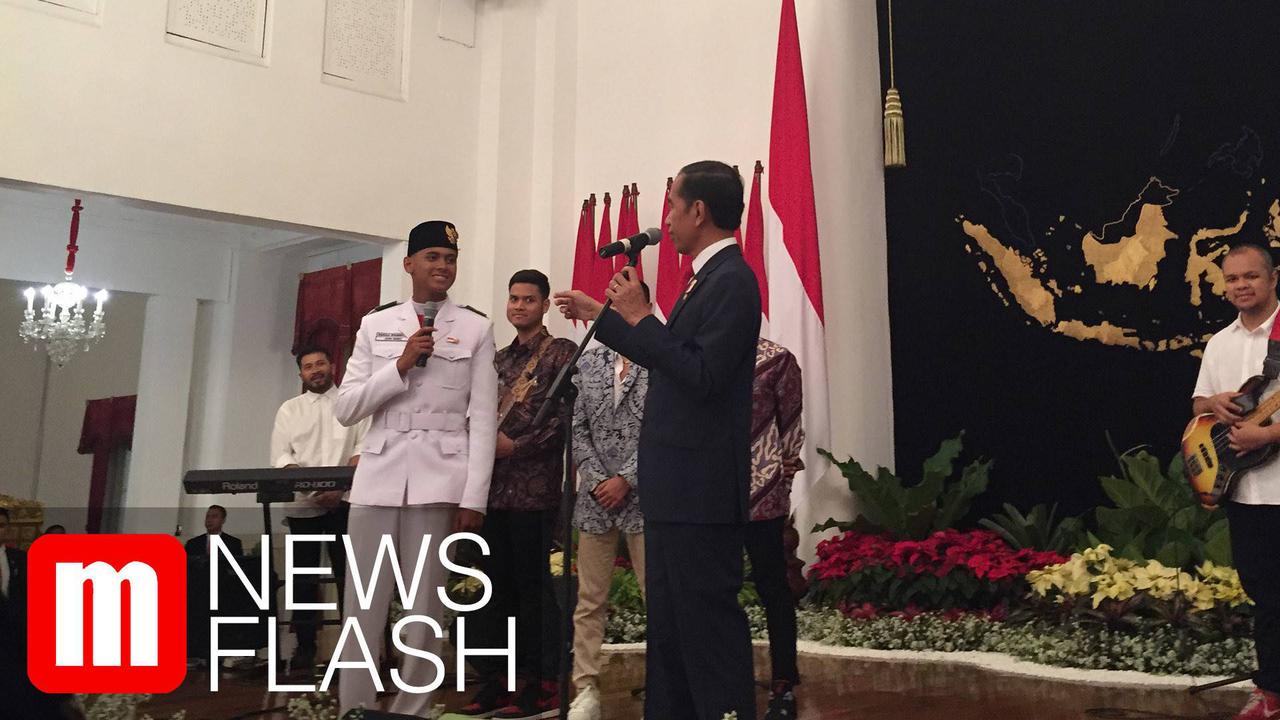 VIDEO: Sapa Paskibraka dan Paduan Suara, Jokowi Beri Sepatu hingga Sepeda