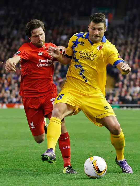 Gelandang Liverpool, Joe Allen (kiri) berusaha merebut bola yang dibawa gelandang Sion, Vero Salatic pada Liga Europa di Stadion Anfield, Jumat (2/10/2015). Liverpool bermain imbang dengan Sion dengan skor 1-1. (Reuters/Phil Noble)