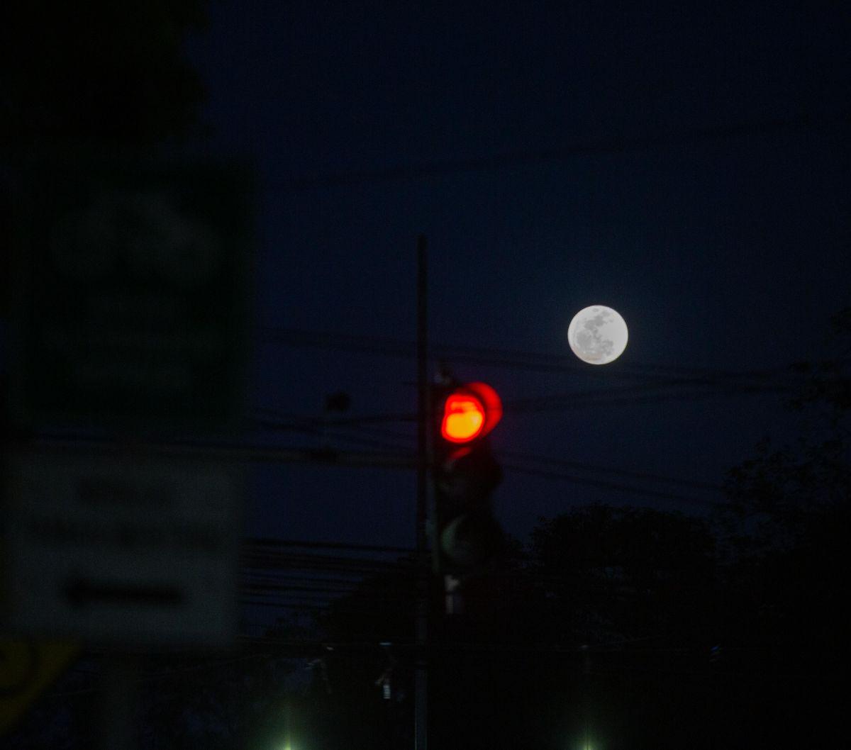 Penampakan Bulan Purnama (Supermoon) Sturgeon yang terlihat dari kawasan Jalan Protokol, Jakarta, Selasa (1/8/2023).

Fenomena Bulan Purnama Super yang kedua di tahun ini terjadi mulai tanggal 1 Agustus 2023.