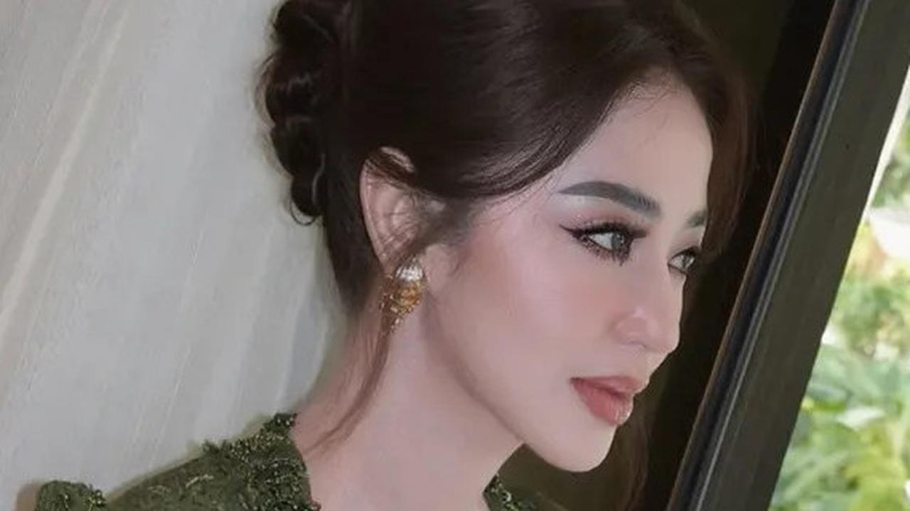 Bikin Pangling! Dewi Perssik Pakai Kebaya Hijau Zamrud di HUT TNI, Ini 6 Detail Mewahnya