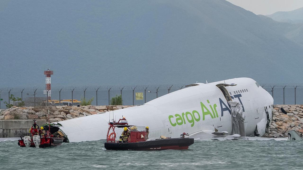 FOTO: Pesawat Kargo Tergelincir ke Laut di Bandara Hong Kong, Dua Tewas