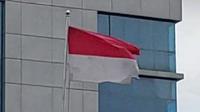 Penampakan bendera Sang Saka Merah Putih lusuh dan robek berkibar di depan halaman kantor Bank Tabungan Negara (BTN) Kota Batam, viral di media sosial. (Liputan6.com/ Ajang Nurdin)