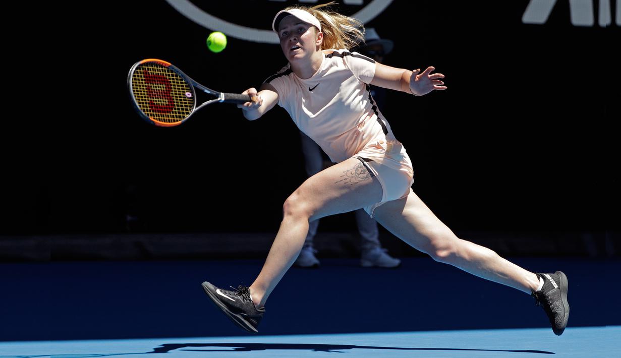 Petenis Ukraina, Elina Svitolina mengembalikan bola ke arah petenis Belgia Elise Mertens di grand slam Australia Terbuka, Selasa (23/1). Petenis cantik ini menarik perhatian karena tato di paha seksinya yang terlihat saat bertanding. (AP/Dita Alangkara)