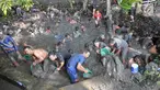 Warga melakukan prosesi resik sendang atau pembersihan mata air dalam tradisi Sadranan di Sendang Gede Pucung, Pudakpayung, Semarang, Jumat (12/4). Tradisi turun temurun membersihkan mata air dilanjutkan berdoa dan makan bersama itu sebagai rasa syukur atas limpahan rezeki. (Liputan6.com/Gholib)