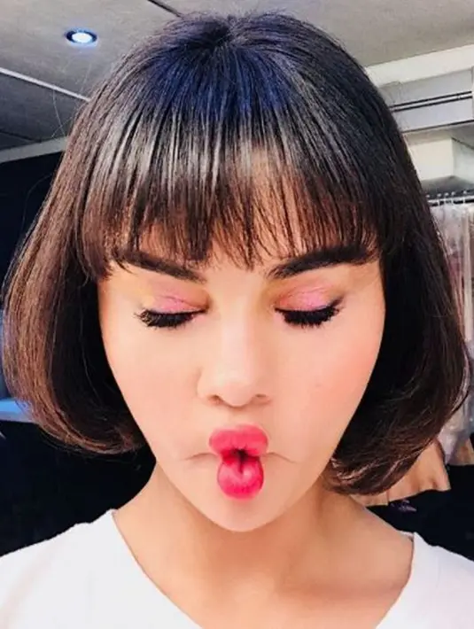Namun makeupnya terlihat luar biasa dengan nuansa pink dan membuat ia terlihat makin cantik. (instagram/hungvanngo)