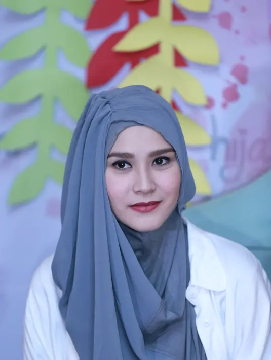 Istri dari sutradara Hanung Bramantyo, ini juga menjalankan bisnis bersama kakak dan adiknya. Ia mengaku dengan bisnis keluarga, keuntungan pertamanya buat kedua orang tuanya.(Adrian Putra/Bintang.com)