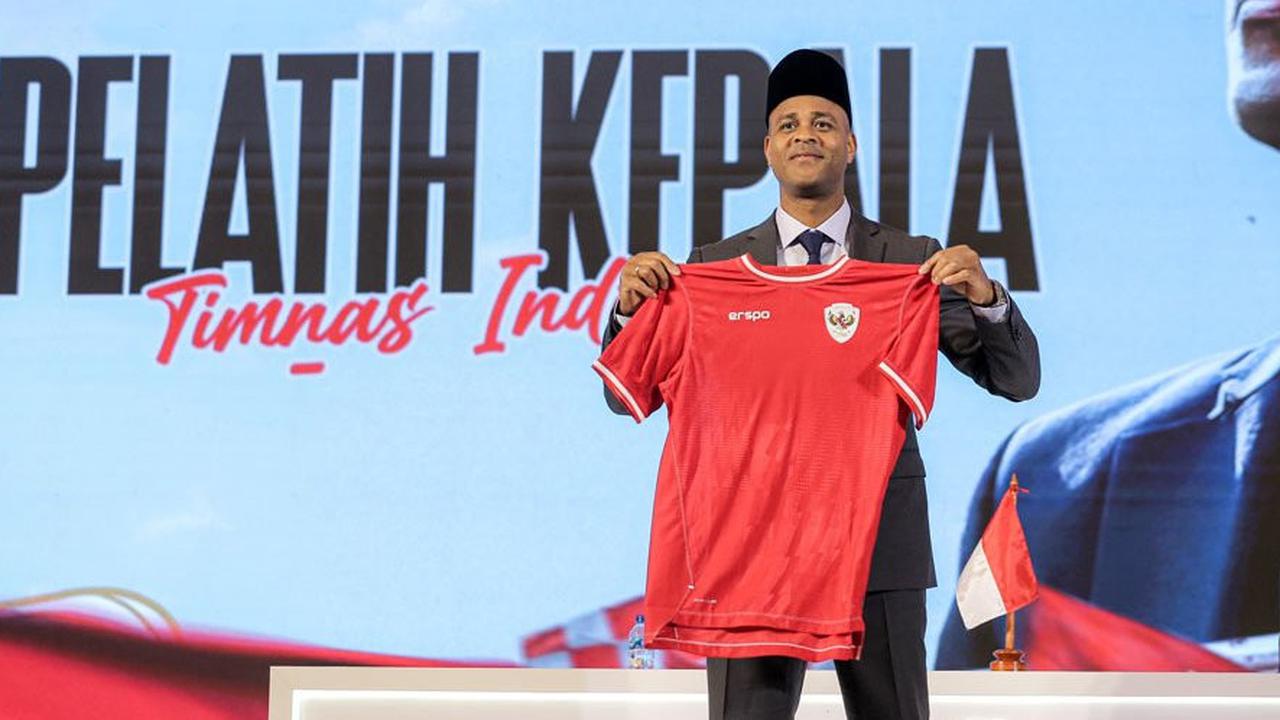 Lamak Bana! Pasca Wawancara Pelatih, Patrick Kluivert & Para Asistennya Cicipi Nasi Padang