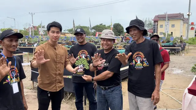 Juri nasional Bapak Bambang Suroso memberikan Piala Best in Show kepada Jusin Clasic. (Dok IST / Jusin Clasic)