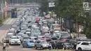 Suasana arus lalu lintas yang terlihat macet di kawasan Bundaran HI, Jakarta, Rabu (6/9). Kemacetan parah terjadi akibat ribuan massa aksi yang menutup jalan saat unjuk rasa di kantor Kedubes Myanmar. (Liputan6.com/Immanuel Antonius)