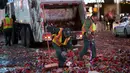 Petugas kebersihan membersihkan sampah yang berserakan di jalan usai perayaan tahun baru 2016 di Times Square di Manhattan borough, New York, USA (1/1/2016). (REUTERS/Andrew Kelly)
