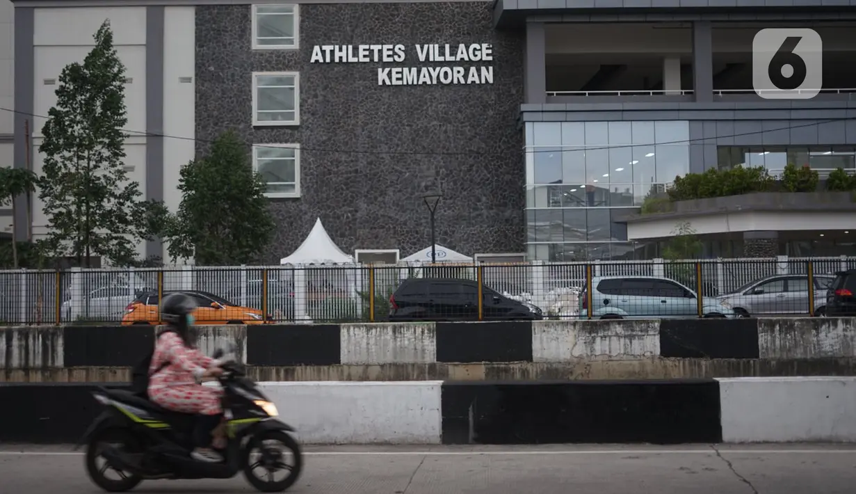 Pengendara motor melintas di depan Wisma Atlet, Kemayoran, Jakarta, Jumat (20/3/2020). Pemerintah akan mengubah fungsi Wisma Atlet Asian Games sebagai rumah sakit darurat khusus penanganan virus corona (Covid-19) sehingga bisa dipakai pada Senin (23/3/2020). (Liputan6.com/Immanuel Antonius)