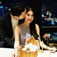 Kecupan Harvey Moeis di ulang tahun Sandra Dewi. (Instagram/sandradewi88)