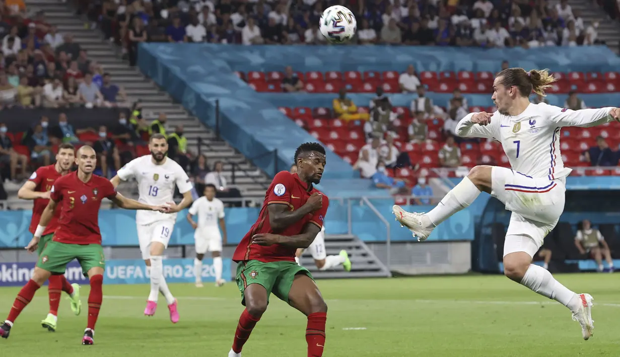 Skor imbang 2-2 membuat tempo permainan kedua tim menjadi saling serang. Namun hingga akhir pertandingan tak ada lagi gol yang tercipta baik dari Portugal maupun Prancis. (Foto: AP/Pool/Bernadett Szabo)