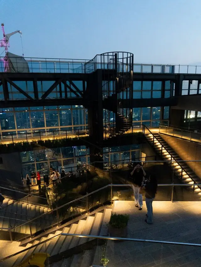 Autograph Tower Destinasi Wisata Baru di Jakarta (photo by freepik)