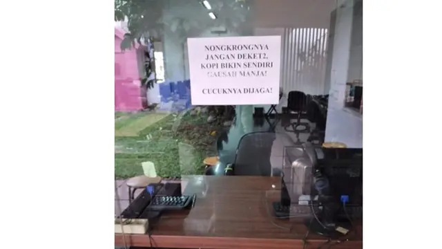 6 Pengumuman Jaga Jarak Ini Sukses Bikin Geleng Kepala