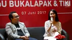 Direktur Utama TIKI Yulina Hastuti dan Co-Founder dan CFO Bukalapak,Muhammad Fajrin Rasyid memberikan keterangan pers di Kantor Bukalapak, Jakarta, Rabu (7/6). Bukalapak dan TIKI menawarkan dua layanan untuk para pelapak. (Liputan6.com/Angga Yuniar)