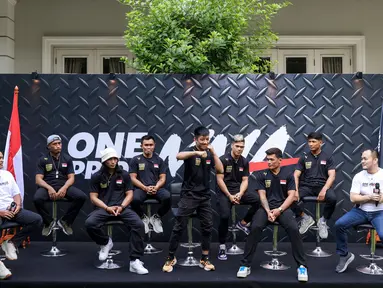 Ketua Umum Komite Olahraga Beladiri Indonesia (KOBI), Ardi Bakrie (kiri) bersama tujuh atlet MMA Indonesia saat konferensi pers mengenai pemberangkatan atlet MMA ke China yang berlangsung di Menteng, Jakarta Pusat, Senin (21/10/2024). (Bola.com/Bagaskara Lazuardi)
