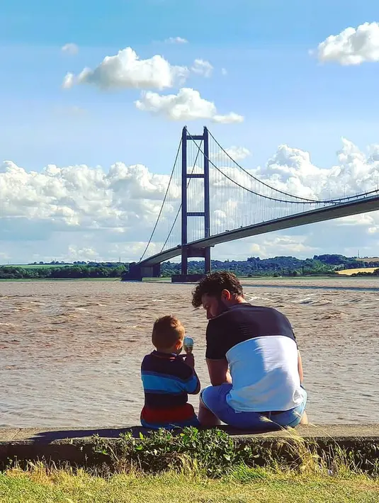 <p>Calum Scott sering menghabiskan waktu bersama dengan keponakannya. Mereka biasa menonton atau sekadar makan es krim di pantai. (Foto: instagram.com/@calumscott)</p>