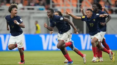 Para pemain timnas Prancis U-17 merayakan kemenangan setelah mengalahkan Senegal dalam adu penalti pada 16 besar Piala Dunia FIFA U-17 di Jakarta International Stadium, Rabu 22 November 2023. (AP Photo/Dita Alangkara)