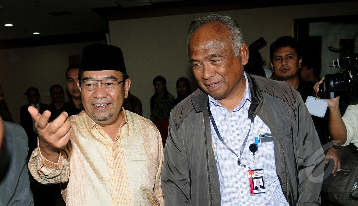 Ketua BPK RI Harry Azhar Aziz (kiri) menyambut kedatangan Plt Ketua KPK, Taufiequrachman Ruki di Gedung BPK, Jakarta, Rabu (11/3/2015). Dua pimpinan lembaga tinggi negara ini menggelar pertemuan tertutup. (Liputan6.com/Helmi Fithriansyah)   