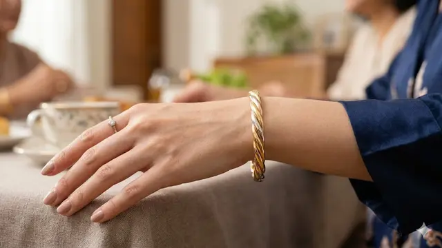Gelang Emas Twist Tiga Warna yang Membuat Tangan Terlihat Lebih Ramping