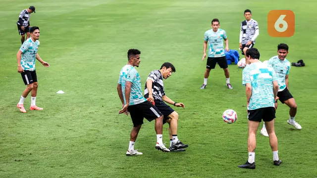 Foto: Ga Ada Akhlak, Ini Momen Shin Tae-yong Dibuat Terkapar oleh Pemainnya saat Gim Rondo