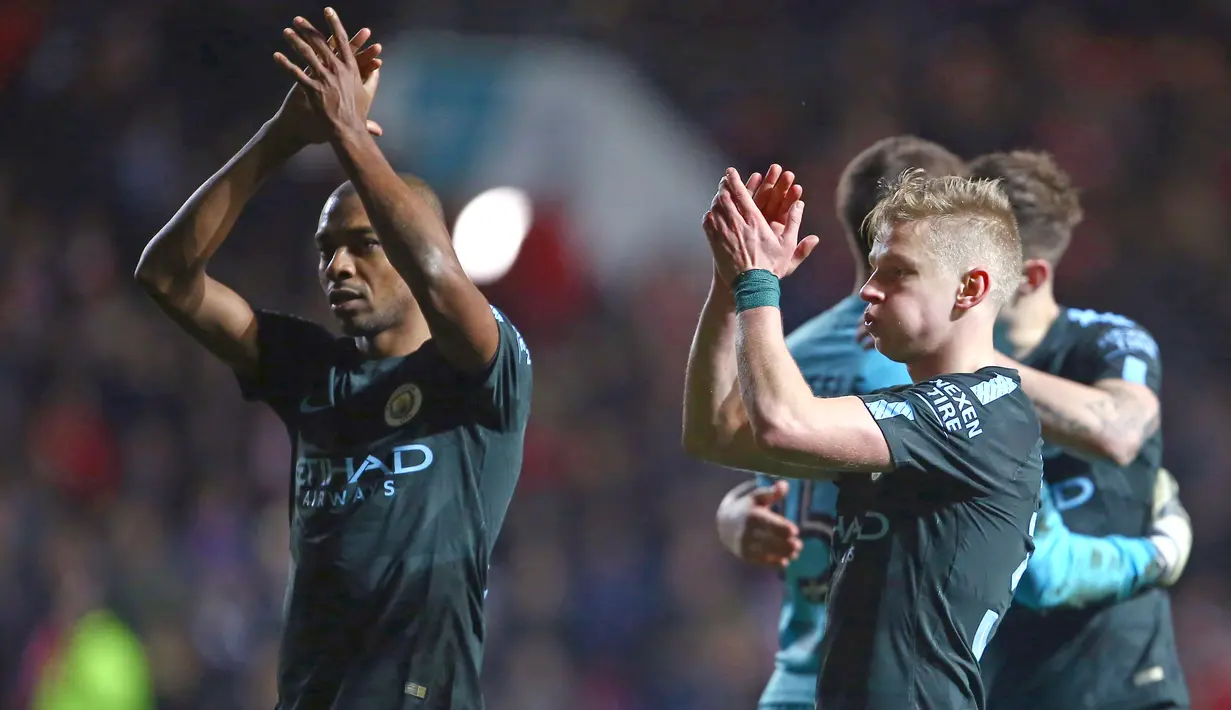 Para pemain Manchester City memberikan salam kepada suporter usai menang atas Bristol City pada semifinal Piala Liga Inggris di Ashton Gate stadium, Bristol,(23/1/2018). Manchester City menang 3-2. (AFP/Geoff Caddick)