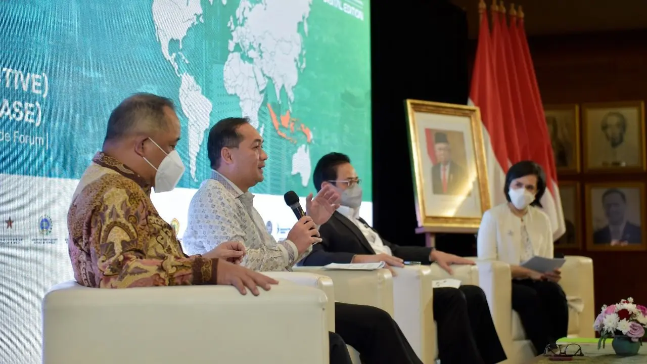 Menteri Perdagangan Muhammad Lutfi bersama dengan Direktur Utama BNI Royke Tumilaar dalam dalam pembukaan Trade Expo  Indonesia (TEI) ke-36 Digital Edition bertema ‘Reviving Global Trade’.