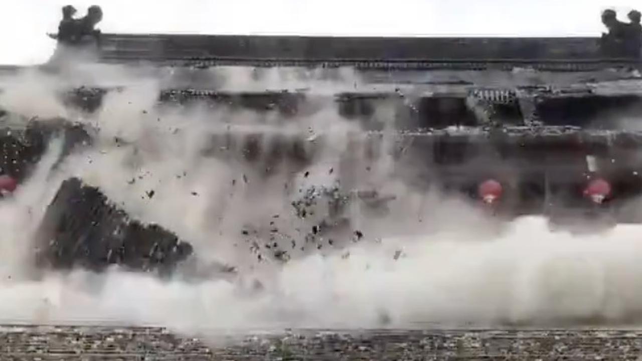 Video Detik-Detik Turis Berlarian Panik Saat Atap Menara Kuil Berusia 650 Tahun Runtuh di China