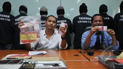 Barang bukti berupa uang palsu diperlihatkan oleh pihak kepolisian kepada wartawan di Polres pelabuhan Tanjung Priok, Jakarta, Senin (2/3/2015). (Liputan6.com/Faizal Fanani)