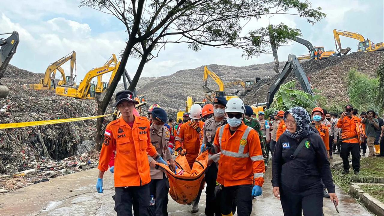 FOTO: Korban Longsor Gunungan Sampah Bantargebang Kembali  Ditemukan Siang Ini
