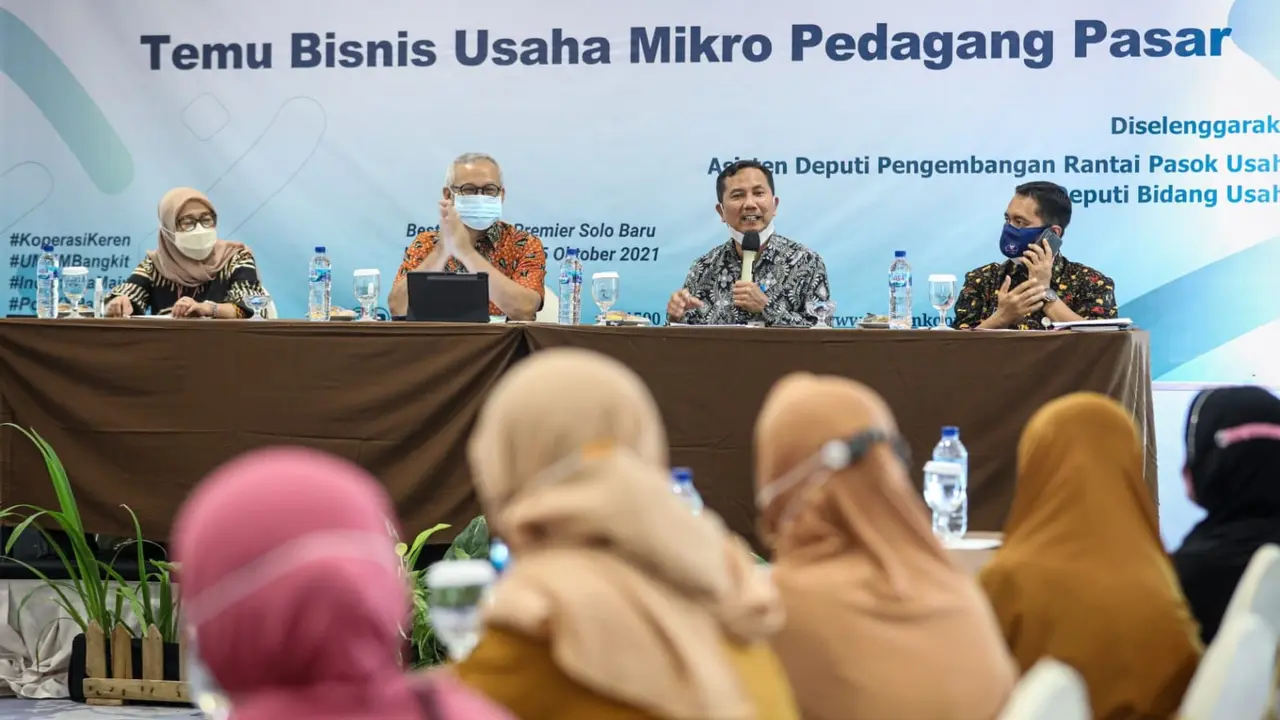 Asisten Deputi Pengembangan Rantai Pasok Kementerian Koperasi dan UKM Sutarmo dalam acara Temu Bisnis Usaha Mikro Pedagang Pasar. Sukoharjo, Jumat, (15/10/2021). (Dok KemenkopUKM)