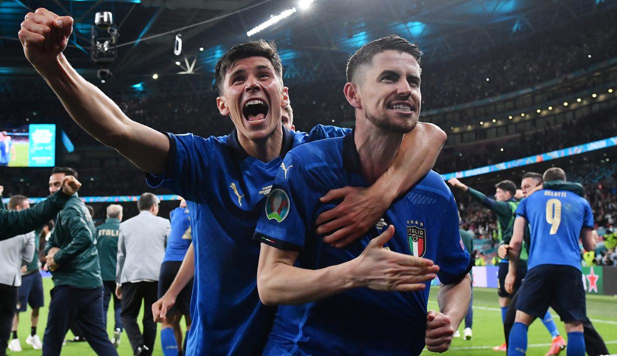 Jorginho Frello. Ia memutuskan pindah kewarganegaraan menjadi Italia pada tahun 2016 setelah sebelumnya menjadi bagian Akademi Hellas Verona mulai 2007-2010. Trofi Piala Eropa diraihnya pada Euro 2020 lalu setelah Italia menang atas Inggris lewat adu penalti. (Foto: AFP/Pool/Justin Tallis)