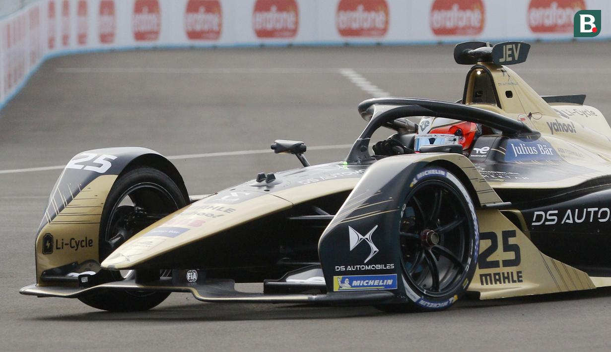 <p>Pebalap DS Techeetah, Jean-Eric Vergne memacu mobilnya saat sesi shakedown Jakarta International e-Prix Circuit (Jakarta E-Prix), Ancol pada Jumat (4/6/2022). (Bola.com/M Iqbal Ichsan)</p>