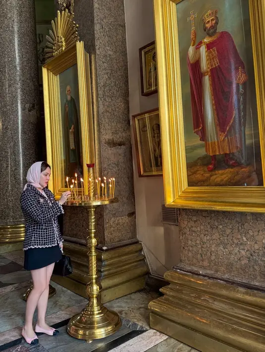 Ia memadukan tankstop cokelat dengan rok mini dan tweed blazer dari Chanel. [@shandyaulia]