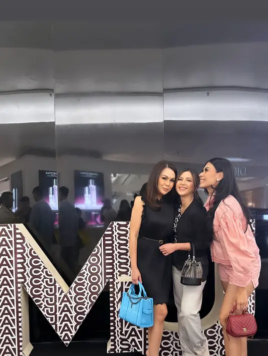 Tak kalah stylish, kedua kakak iparnya pilih tampil dengan gaya yang sedikit mature [@pettyhasibuan]