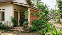 7 Desain Rumah Kampung dengan Roster dan Tanaman, Sentuhan Kecil yang Bikin Sejuk