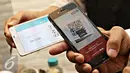 Pengunjung mencoba pembayaran digital Pay by QR di Jakarta, Kamis (3/3). Sistem Pay by QR terintegrasi pada layanan mobile banking bank maupun aplikasi uang elektronik yang dapat langsung digunakan sebagi sumber dana. (Liputan6.com/Immanuel Antonius)