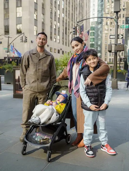 Potret lain memperlihatkan Nagita yang mengenakan wool coat coklat dan celana jeans. Ditambah scarf warna-warni sebagai statement pada penampilannya. Bisa jadi inspirasi outfit liburan musim gugur kamu nih, bagaimana menurutmu Sahabat Fimela? [@raffinagita1717]