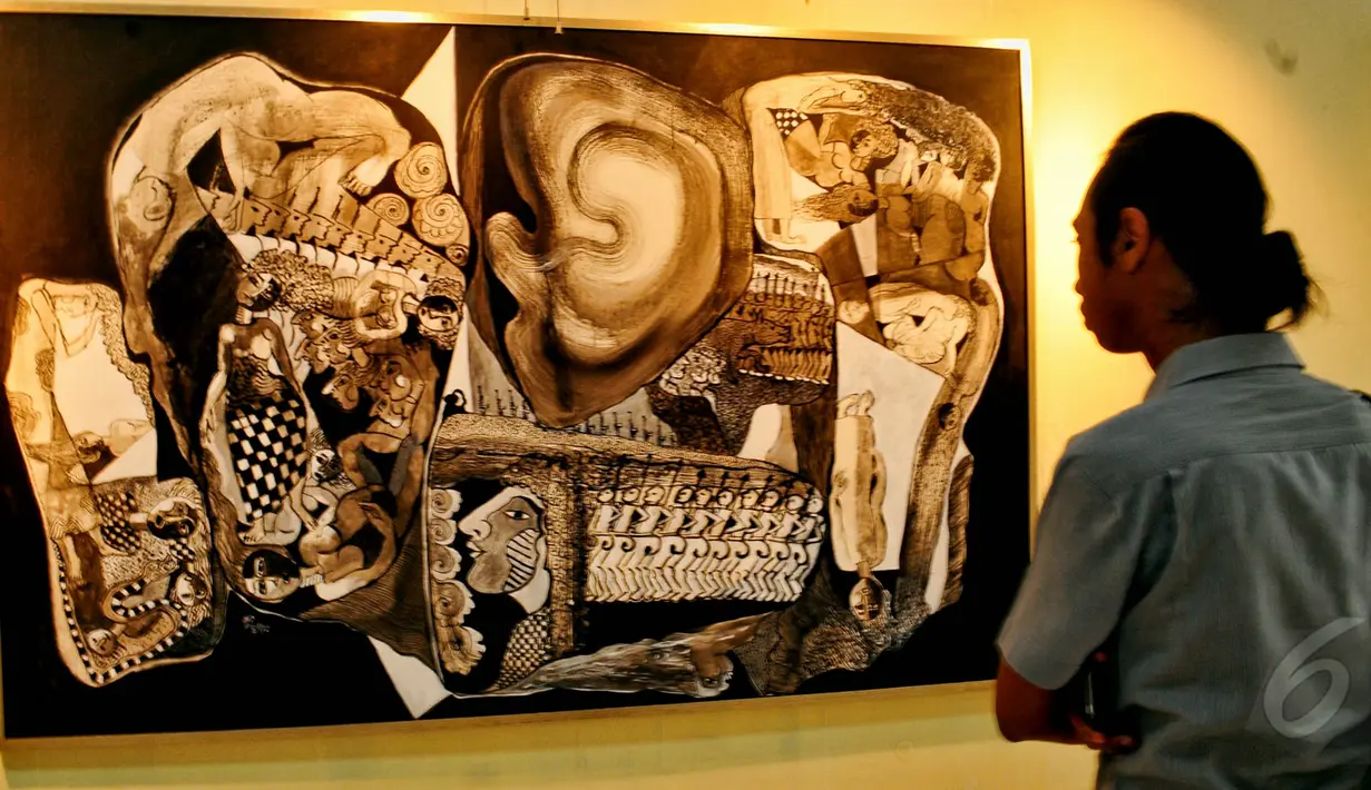 Suasana Pameran tunggal bertema 'Jakarta 18' karya Sri Warso Wahono, Jakarta, Senin (18/5/2015). Tampak seorang pengunjung sedang memperhatikan lukisan karya Sri Warso Wahono . (Liputan6.com/Yoppy Renato)