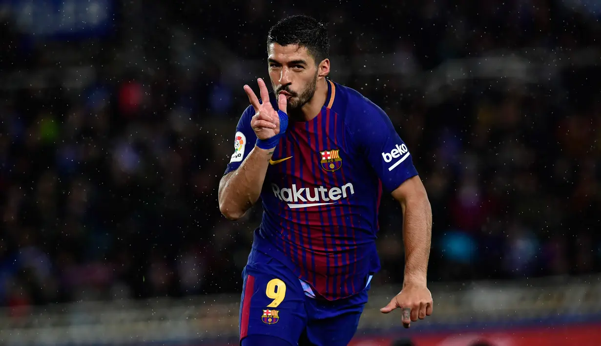 Pemain Barcelona, Luis Suarez berselebrasi setelah mencetak gol ke gawang Real Sociedad pada laga pekan ke-19 La Liga di Stadion Anoeta, Minggu (14/1). Suarez menyumbang gol yang membawa Barcelona tundukkan Real Sociedad 4-2. (AP/Alvaro Barrientos)