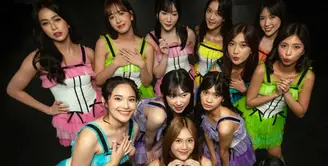 Dalam sebuah unggahan foto terbaru, JKT48 memperlihatkan gaya para membernya yang penuh warna untuk tampil di atas panggung. Sebuah dress unik nan manis berwarna-warni kompak dikenakan para member, mulai dari warna biru, ungu, oranye, kuning, hijau, hingga pink. [Foto: Instagram/jkt48]