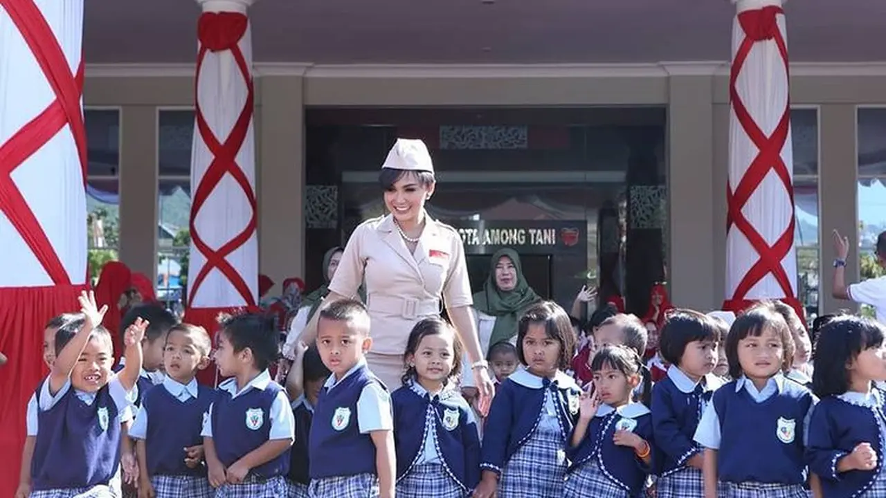 Yuni Shara bersama murid-murid sekolahnya. (Foto: Instagram/cahayapermataabdi)