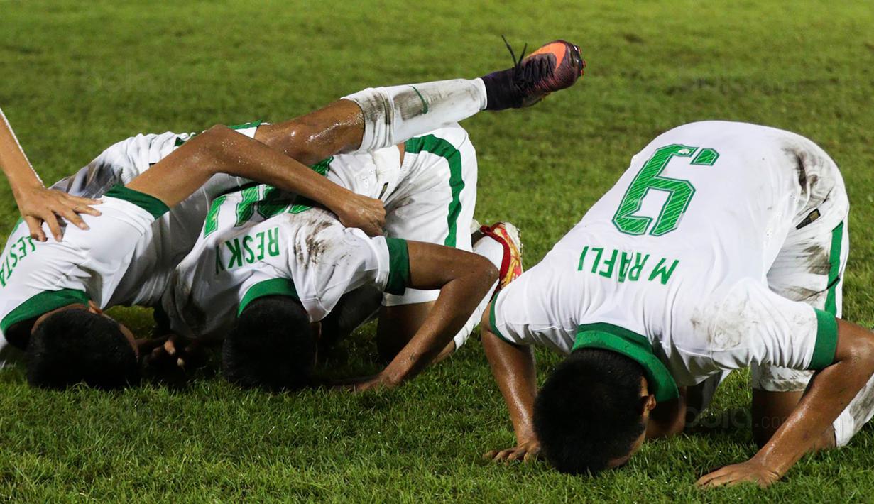 Para pemain Timnas Indonesia U-19 sujud merayakan gol yang dicetak Resky Fandi ke gawang Filipina U-19 pada laga Piala AFF U-18 di Stadion Thuwunna, Myanmar, Kamis (7/9/2017). Indonesia menang 9-0 atas Filipina. (Liputan6.com/Yoppy Renato)
