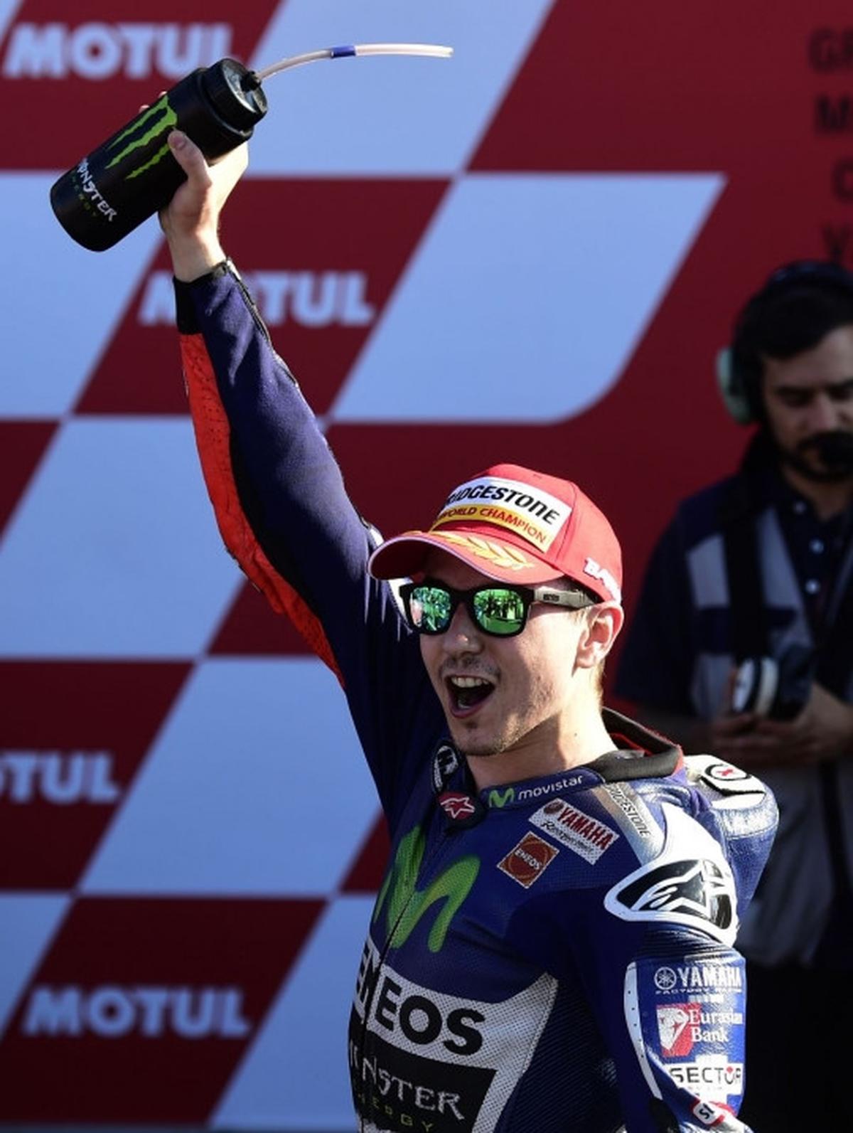 Lorenzo angkat trofi juara dunia MotoGP 2015
