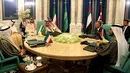 Pertemuan Raja Arab Saudi Salman bin Abdulaziz bersama Emir Kuwait Sheikh Sabah Al-Ahmad Al-Jaber Al-Sabah dan PM UEA Sheikh Mohammed bin Rashid Al-Maktoum dengan Raja Yordania Abdullah II di Mekah , Senin (11/6). (Yousef Allan/Saudi Royal Palace/AFP)