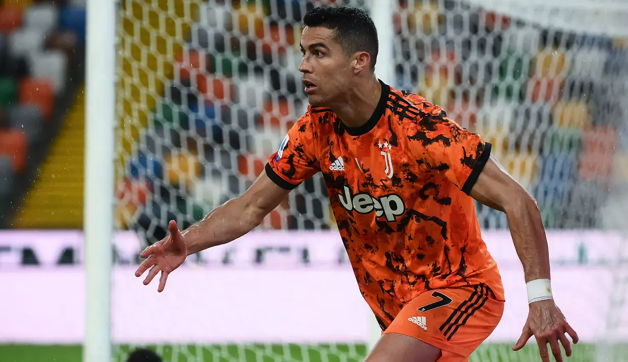 Cristiano Ronaldo. Striker Portugal berusia 36 tahun yang kini memperkuat Juventus ini telah mencetak 783 gol baik untuk klub maupun timnas. Bersama Timnas Portugal, 109 gol dicetaknya dalam 179 laga. Di level klub, ia mencetak 674 gol dalam 896 laga. (Foto: AFP/Marco Bertorello)