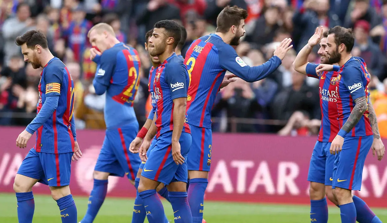 Para pemain Barcelona merayakan gol yang dicetak oleh Paco Alcacer ke gawang Athletic Bilbao pada laga Liga Spanyol di Stadion Camp Nou, Spanyol, Sabtu (4/2/2017). Barcelona menang 3-0 atas Bilbao. (EPA/Toni Albir)